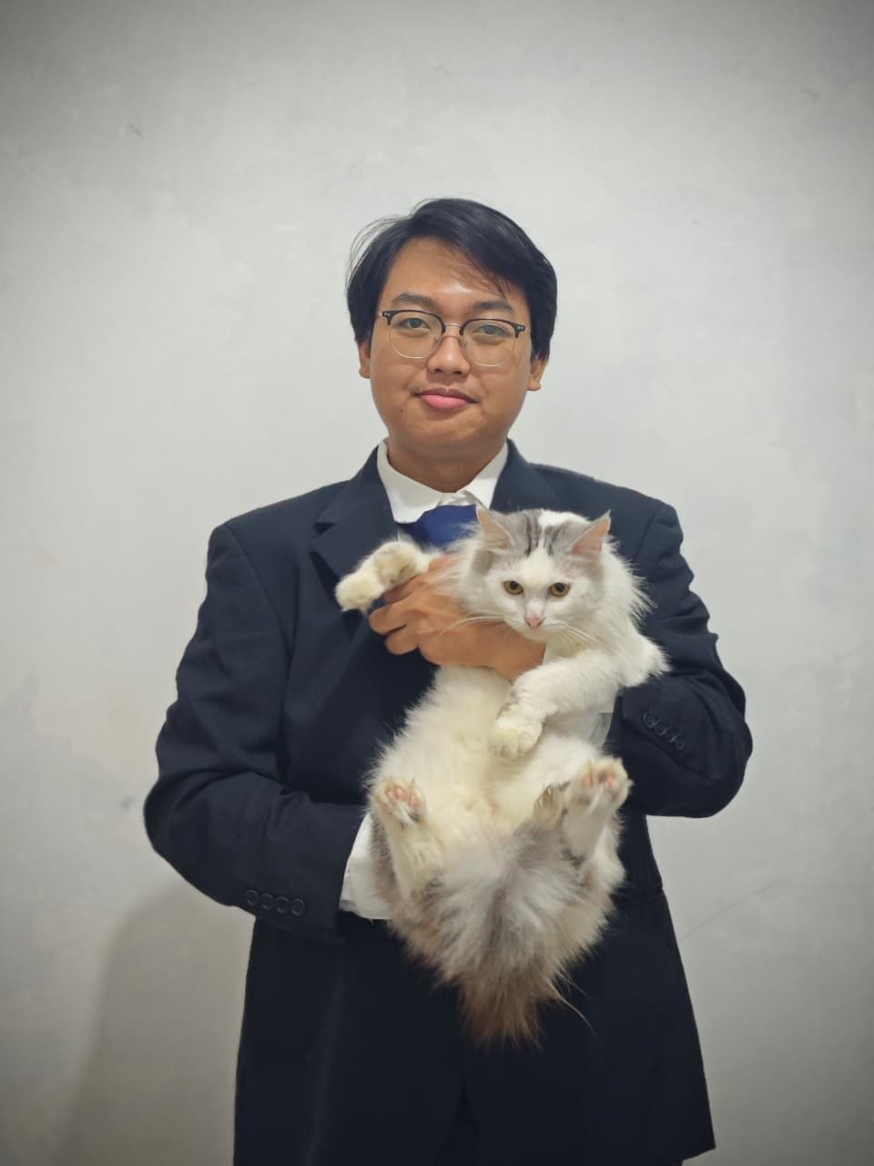Adi Febriana memegang seekor kucing